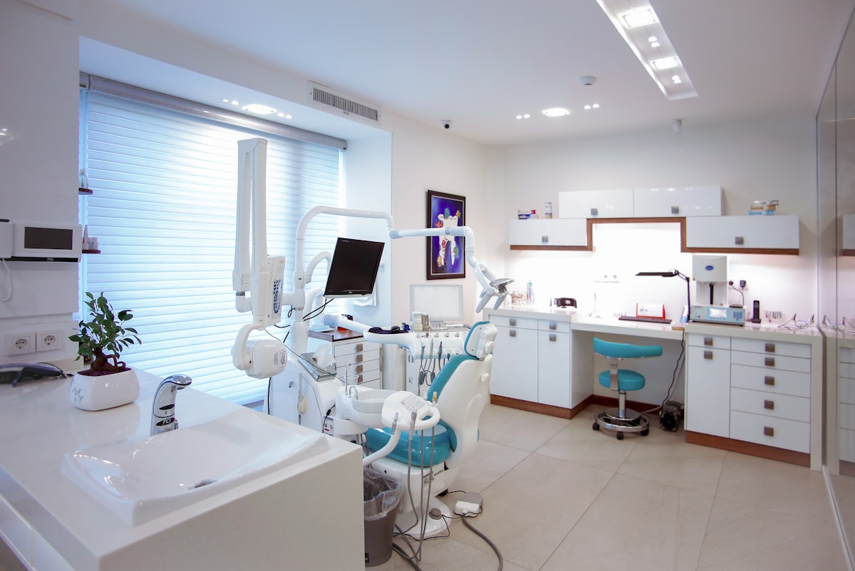 Modern bir diş kliniği tedavi odası
