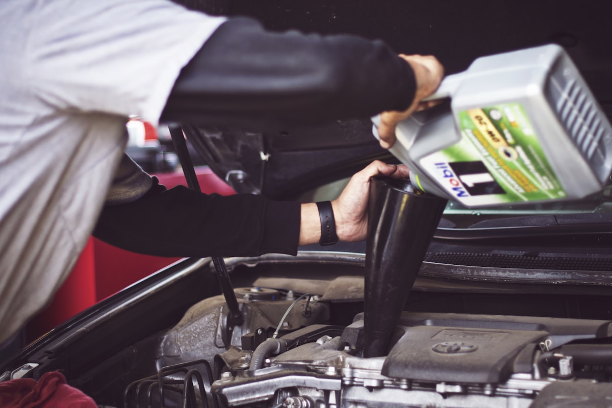 Motor kaputu açık araca bakan servis ustası