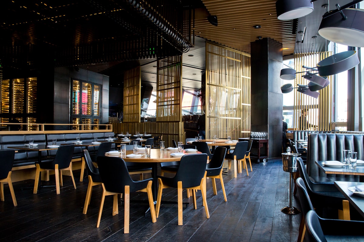 Akşam servisine hazır modern bir restoran salonu